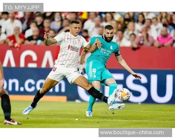 本泽马展现绝佳球技精彩瞬间,足球场上闪耀的锋线之星 本泽马展现绝佳球技精彩瞬间,足球场上闪耀的锋线之星