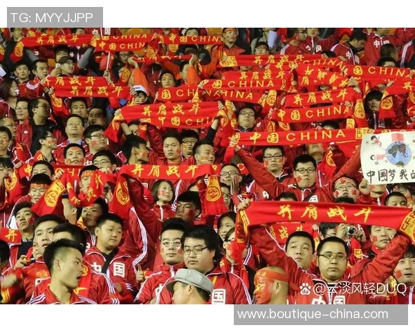 足球球星挥臂展现激情时刻激励全场粉丝燃烧热血信念 足球球星挥臂展现激情时刻激励全场粉丝燃烧热血信念